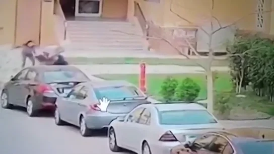 El impactante momento en el que una mujer salva a un niño del ataque de dos perros peligrosos El impactante momento en el que una mujer salva a un niño del ataque de dos perros peligrosos