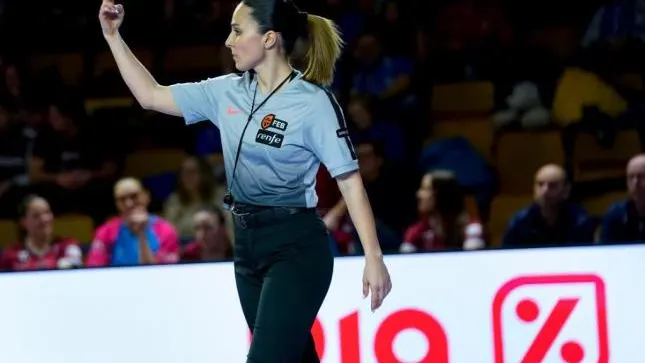 La árbitra Yasmina Alcaraz La árbitra Yasmina Alcaraz