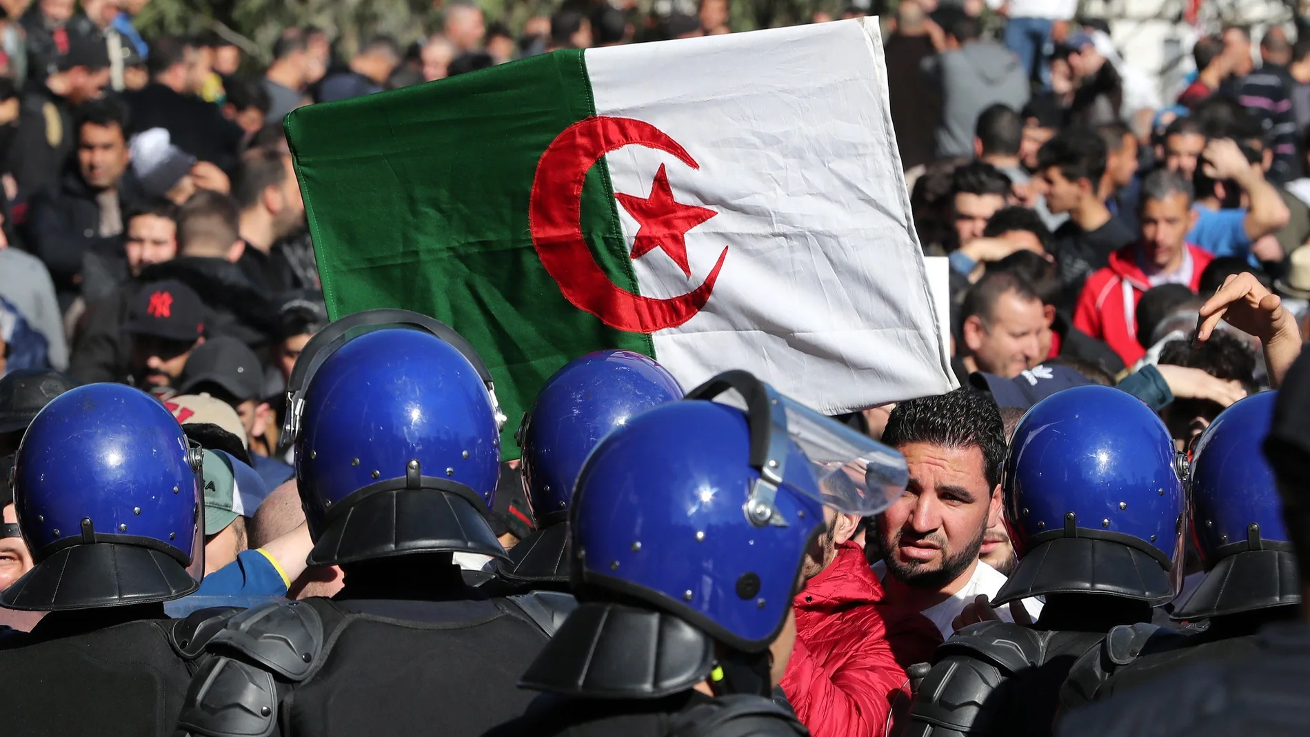 Manifestantes se enfrentan con la Policía en Argel