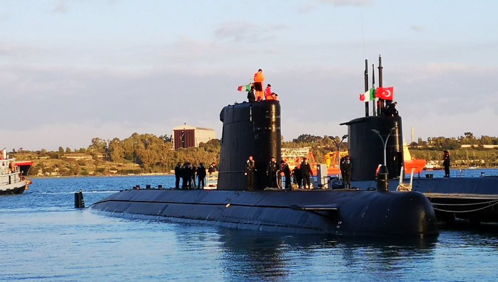 Submarino Tramontana con su tripulación