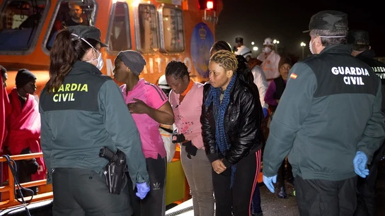 Imagen de la llegada de los migrantes rescatados en el mar de Alborán a su llegada al puerto de Motril Imagen de la llegada de los migrantes rescatados en el mar de Alborán a su llegada al puerto de Motril