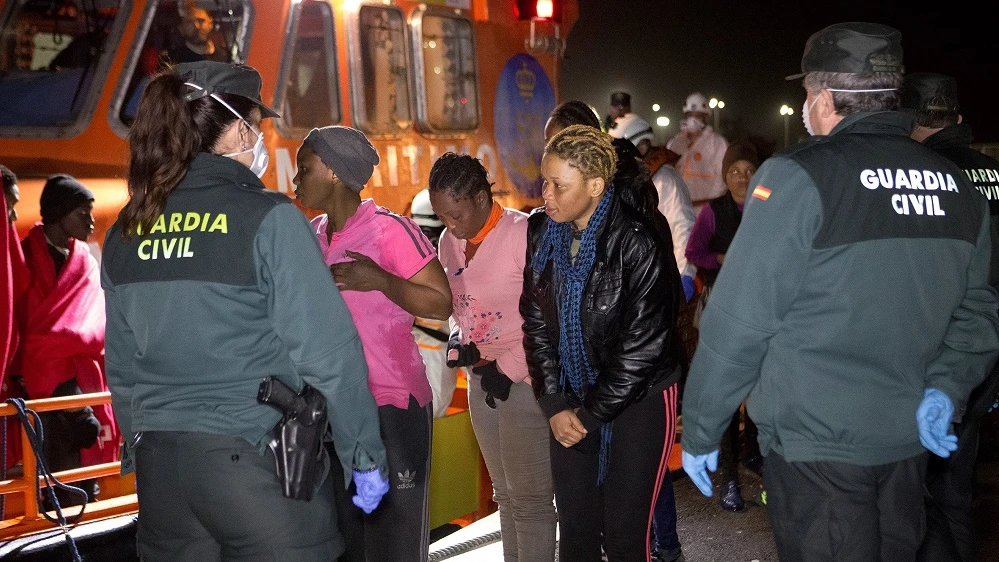 Imagen de la llegada de los migrantes rescatados en el mar de Alborán a su llegada al puerto de Motril