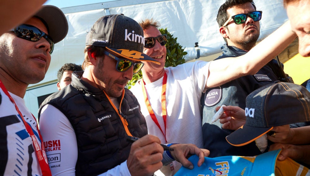 Fernando Alonso firma autógrafos
