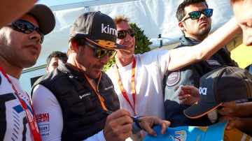 Fernando Alonso firma autógrafos