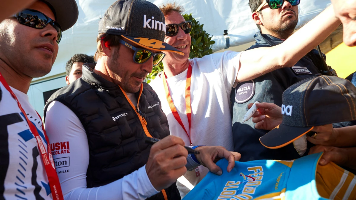 Fernando Alonso firma autógrafos