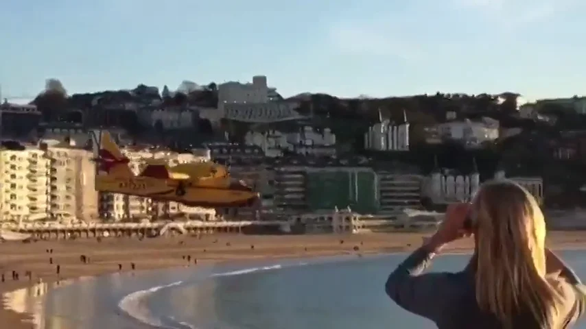 La espectacular maniobra de un hidroavión en aguas de La Concha sorprende a cientos de personas