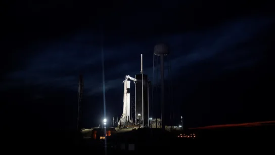 El cohete SpaceX Falcon 9 con la nave espacial de la compañía Crew Dragon en la plataforma de lanzamiento Launch Complex 39A El cohete SpaceX Falcon 9 con la nave espacial de la compañía Crew Dragon en la plataforma de lanzamiento Launch Complex 39A
