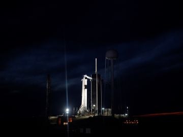 El cohete SpaceX Falcon 9 con la nave espacial de la compañía Crew Dragon en la plataforma de lanzamiento Launch Complex 39A