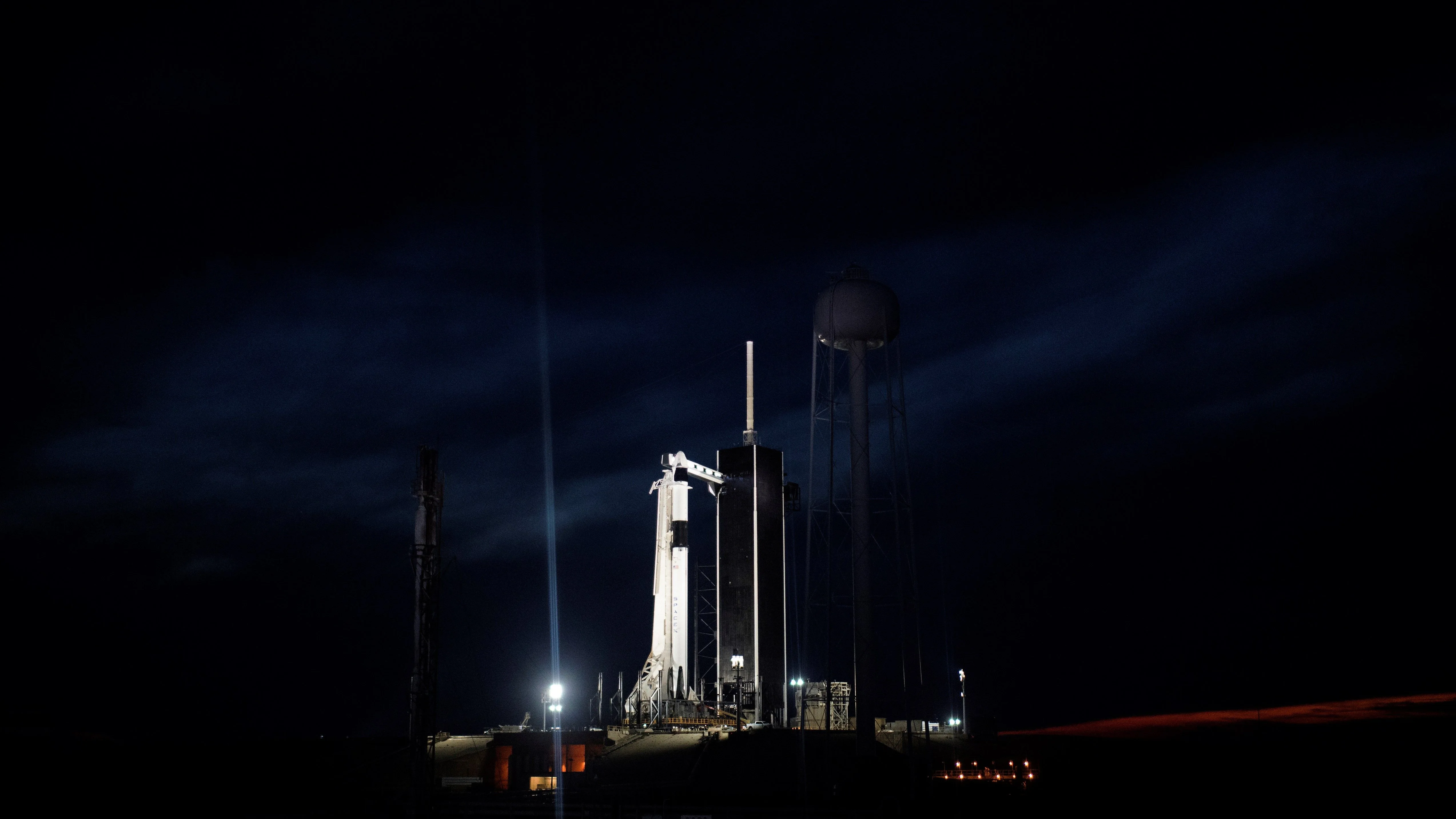 El cohete SpaceX Falcon 9 con la nave espacial de la compañía Crew Dragon en la plataforma de lanzamiento Launch Complex 39A