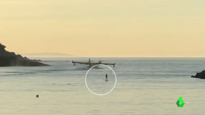 Maniobra de un hidroavión en la playa de La Concha de San Sebastián