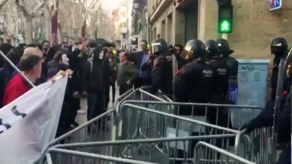 Antidisturbios blindan un acto de Vox en Sabadell