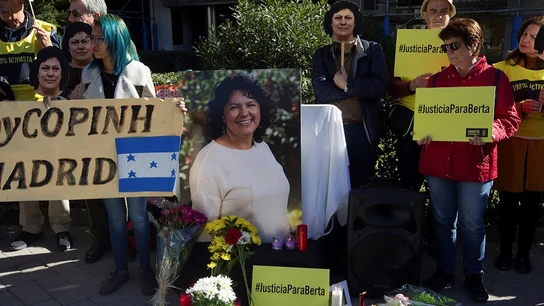 Organizaciones se concentran ante la Embajada de Honduras en Madrid para reclamar justicia real por el asesinato de Berta Cáceres Organizaciones se concentran ante la Embajada de Honduras en Madrid para reclamar justicia real por el asesinato de Berta Cáceres