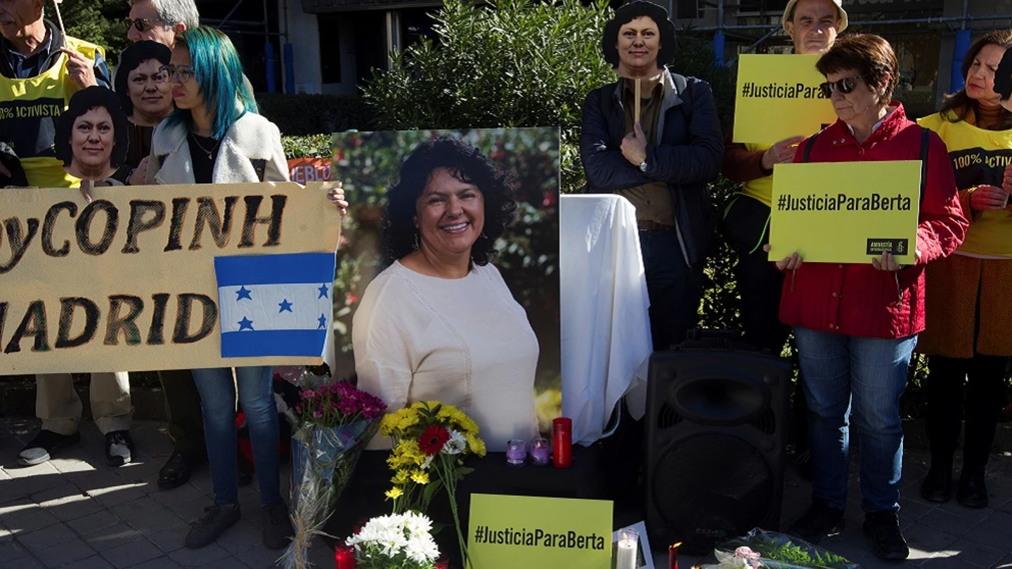 Organizaciones se concentran ante la Embajada de Honduras en Madrid para reclamar justicia real por el asesinato de Berta Cáceres Organizaciones se concentran ante la Embajada de Honduras en Madrid para reclamar justicia real por el asesinato de Berta Cáceres