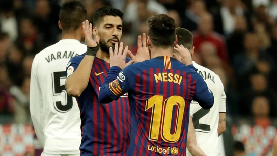 Lionel Messi se felicita con Luis Suárez Lionel Messi se felicita con Luis Suárez