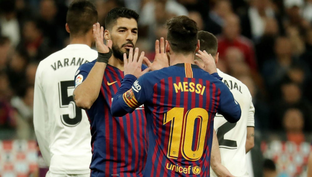 Lionel Messi se felicita con Luis Suárez