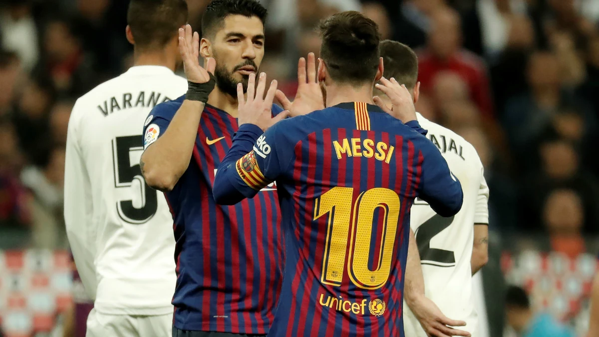 Lionel Messi se felicita con Luis Suárez