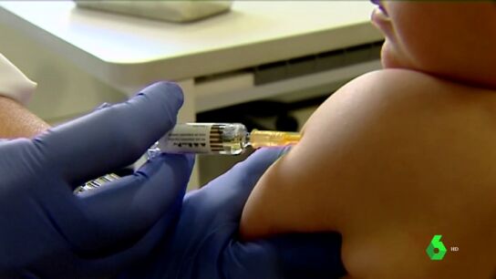 Imagen de una vacuna a un ni&ntilde;o