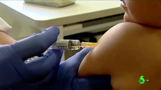 Imagen de una vacuna a un niño Imagen de una vacuna a un niño