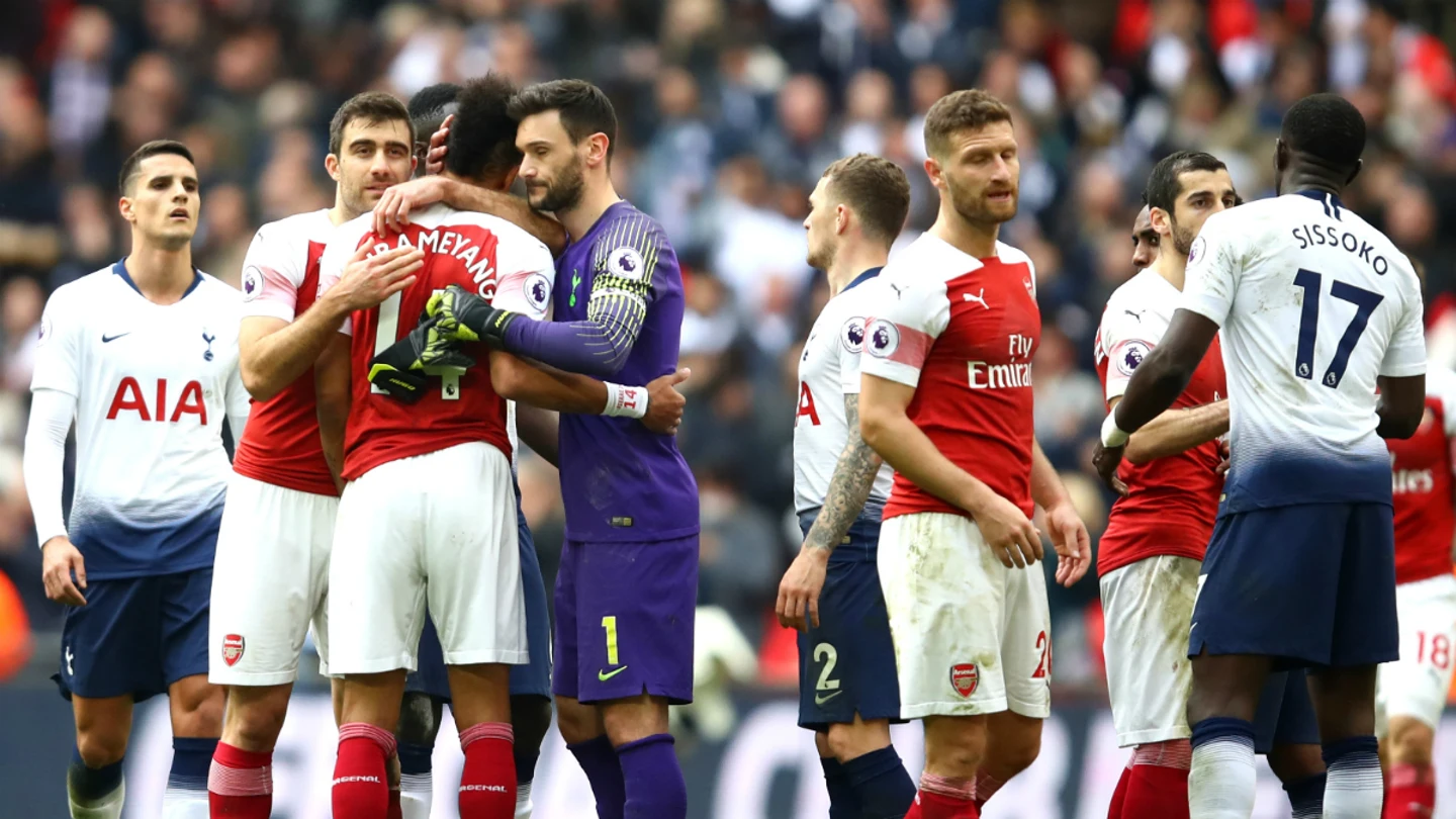 Saludo entre jugadores del Tottenham y del Arsenal Saludo entre jugadores del Tottenham y del Arsenal