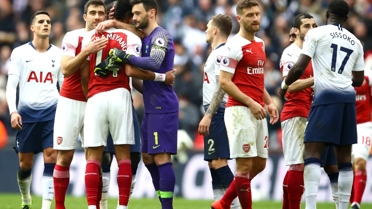 Saludo entre jugadores del Tottenham y del Arsenal