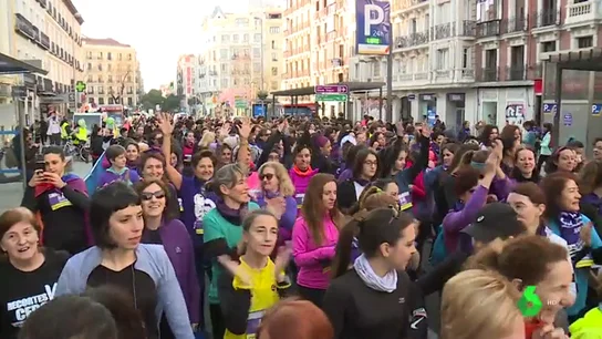 Miles de mujeres pisan con zapatillas de deporte los estereotipos de género en carreras celebradas en Madrid y Barcelona Miles de mujeres pisan con zapatillas de deporte los estereotipos de género en carreras celebradas en Madrid y Barcelona