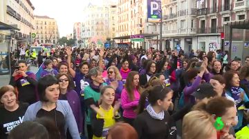 Miles de mujeres pisan con zapatillas de deporte los estereotipos de género en carreras celebradas en Madrid y Barcelona