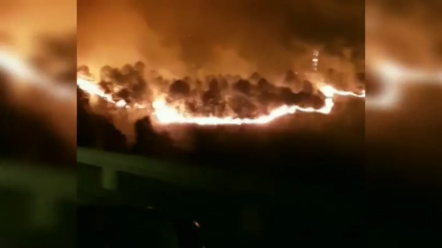 VÍDEO: Graban a pocos metros de distancia el incendio declarado en Muskiz VÍDEO: Graban a pocos metros de distancia el incendio declarado en Muskiz