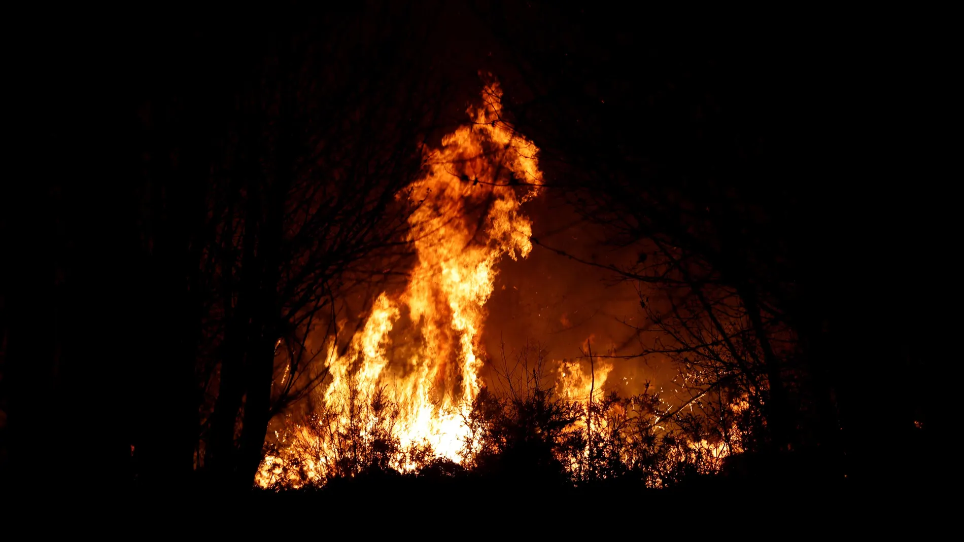  Imagen del incendio en los alrededores de Labares. 