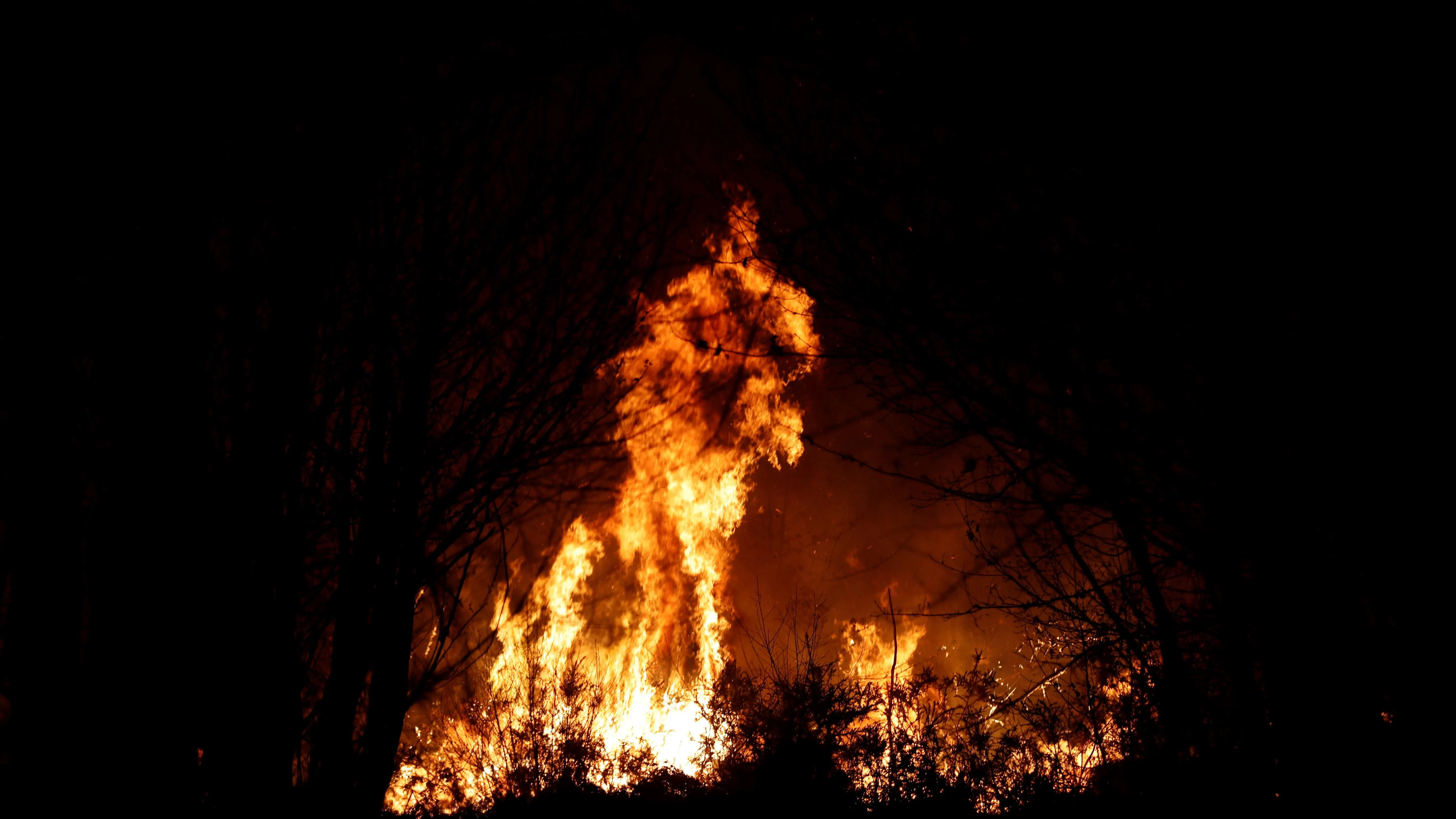  Imagen del incendio en los alrededores de Labares. 