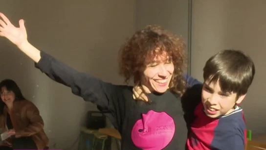 Imagen de una profesora de danza junto a un niño con autismo en una clase de danza Imagen de una profesora de danza junto a un niño con autismo en una clase de danza