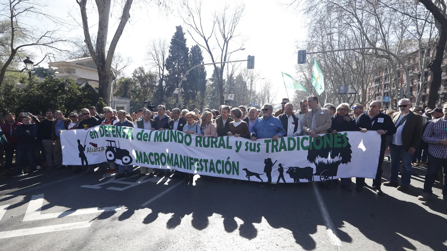 Vista de la manifestación de organizaciones de ganaderos, agricultores, pescadores, cazadores y criadores de toros bajo el lema "Por el respeto al mundo rural y sus tradiciones" Vista de la manifestación de organizaciones de ganaderos, agricultores, pescadores, cazadores y criadores de toros bajo el lema "Por el respeto al mundo rural y sus tradiciones"