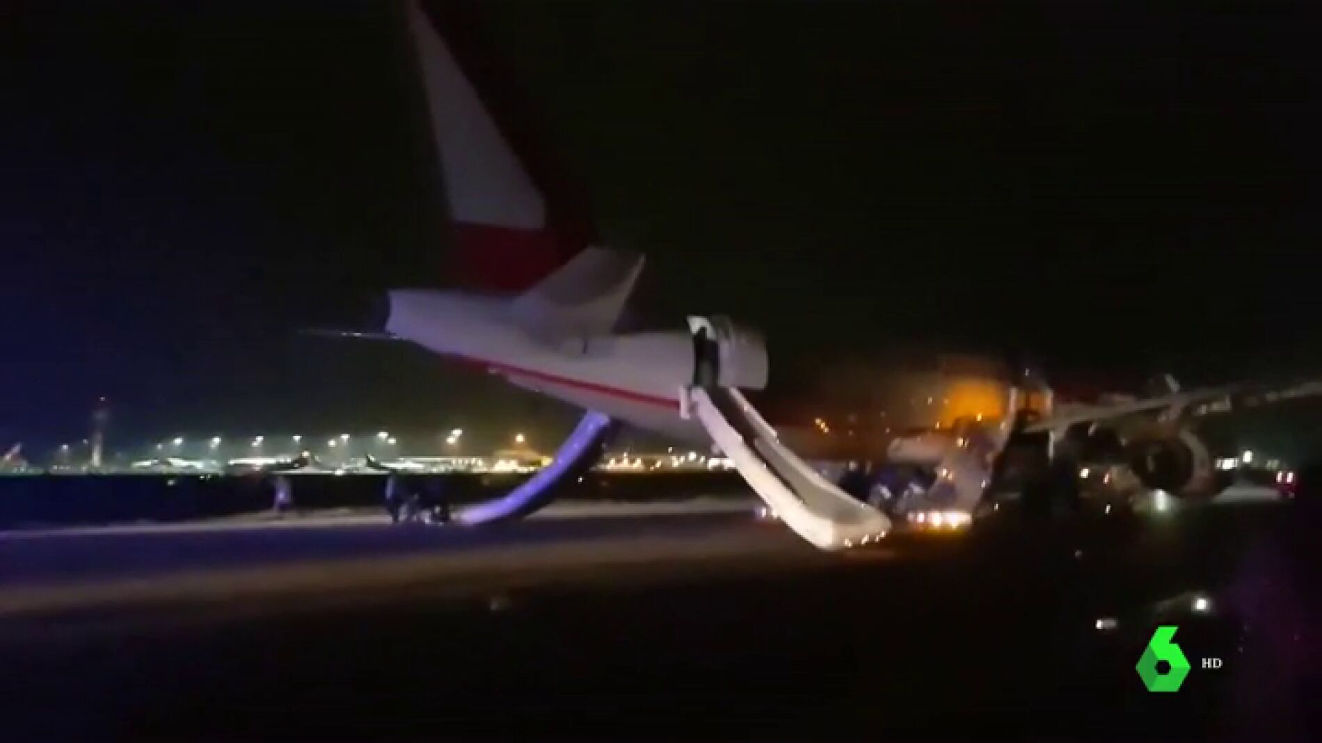 Imagen del momento de la explosión de un avión en el aeropuerto londinense de Stansted