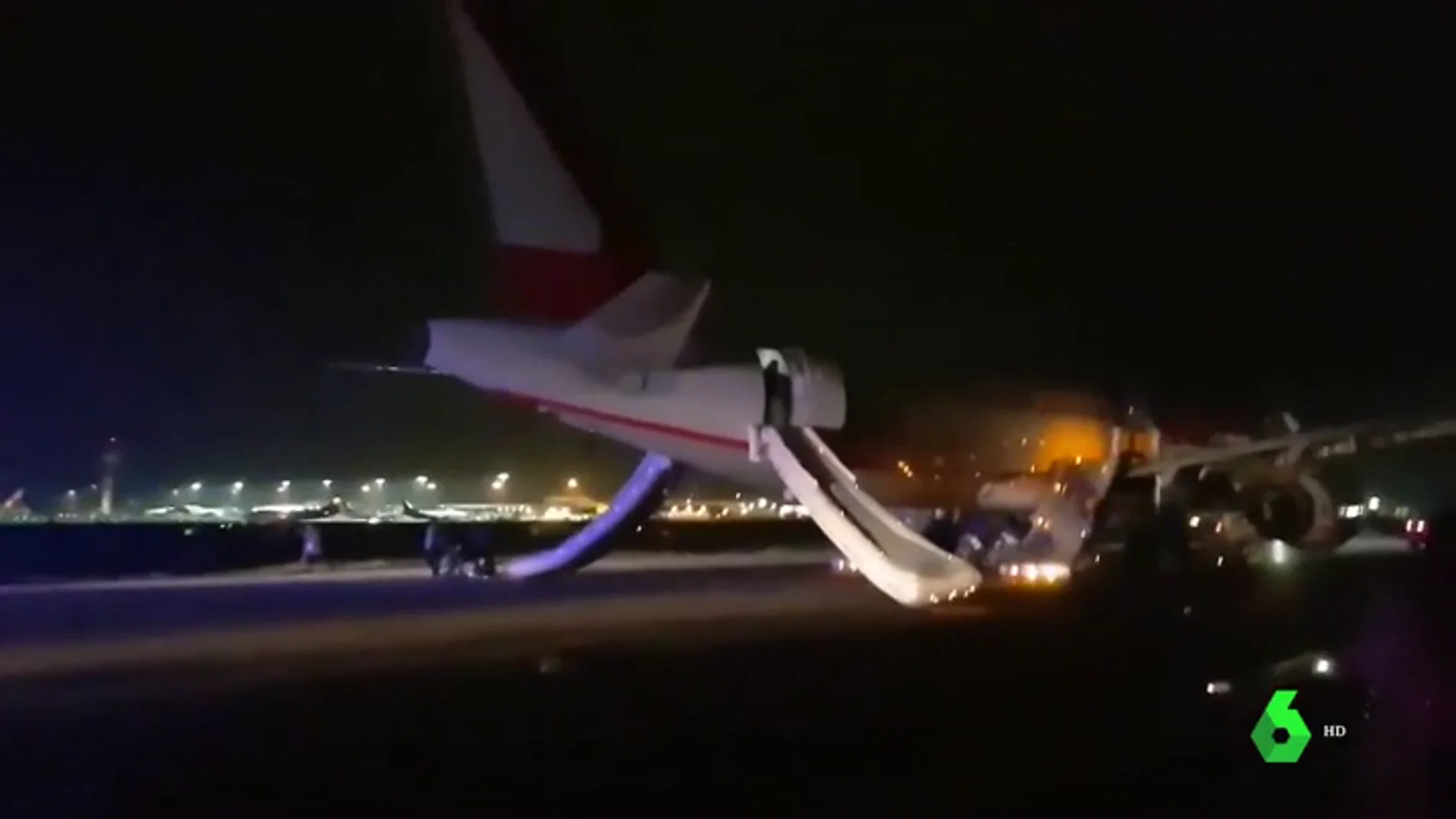 Imagen del momento de la explosión de un avión en el aeropuerto londinense de Stansted