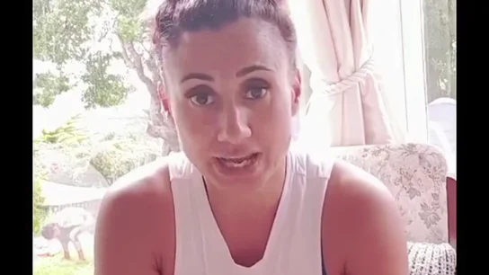La impactante (y apestosa) aparición estelar de un niño mientras su madre graba un vídeo para las redes sociales La impactante (y apestosa) aparición estelar de un niño mientras su madre graba un vídeo para las redes sociales