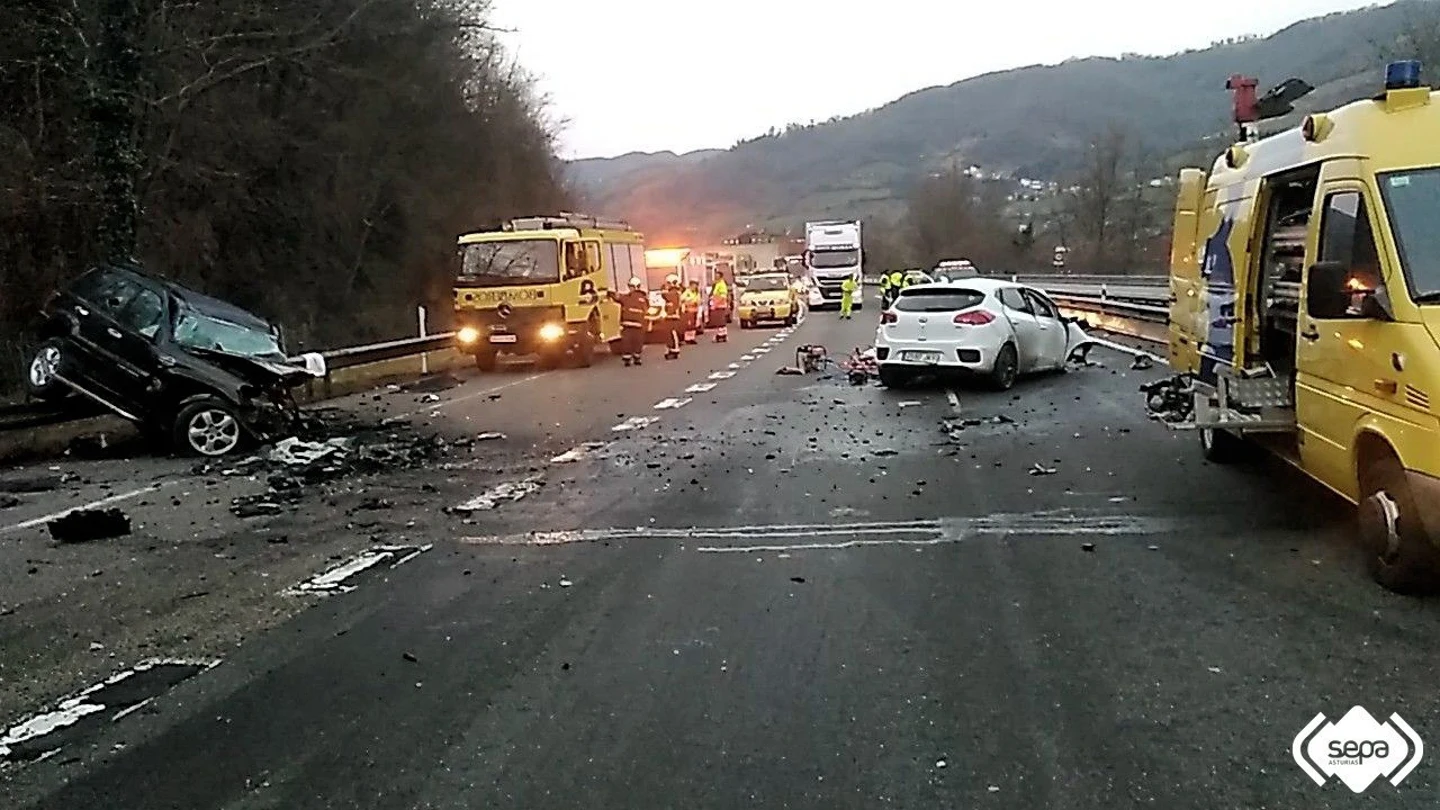 Dos hombres han perdido la vida al colisionar sus coches en la autopista A-66 Dos hombres han perdido la vida al colisionar sus coches en la autopista A-66