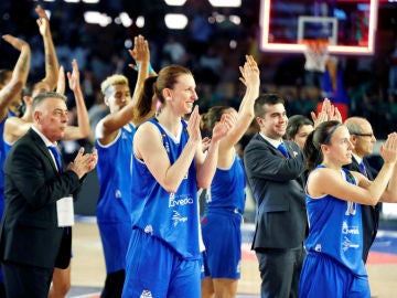 Las jugadoras del Perfumerías Avenida celebran una victoria Las jugadoras del Perfumerías Avenida celebran una victoria