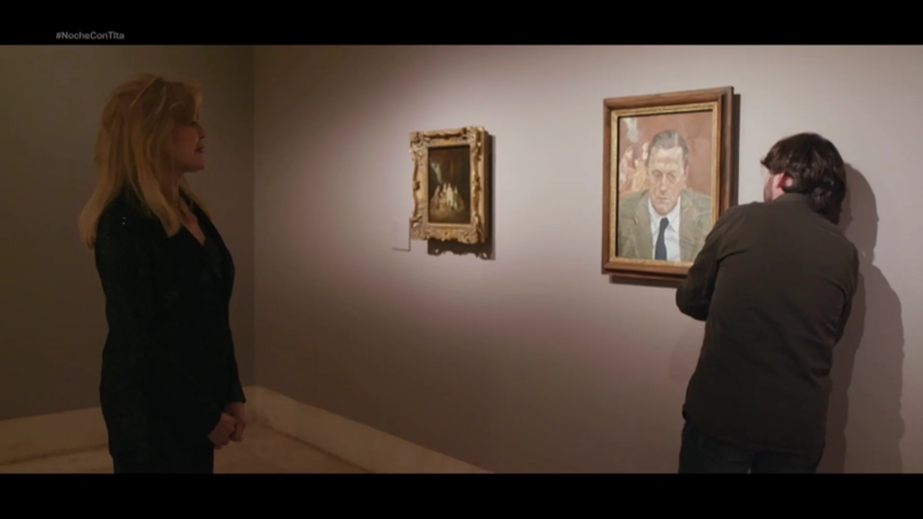 El divertido momento en el que Jordi Évole comprueba con Tita Cervera cómo se cuelgan los cuadros en el museo Thyssen