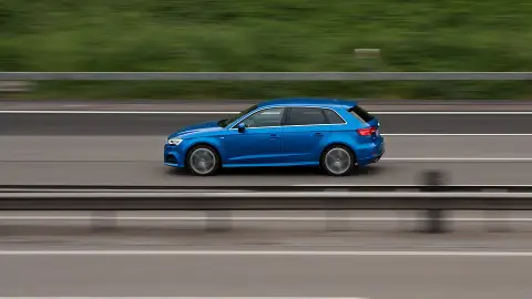 Velocidad de un vehículo en carretera Velocidad de un vehículo en carretera