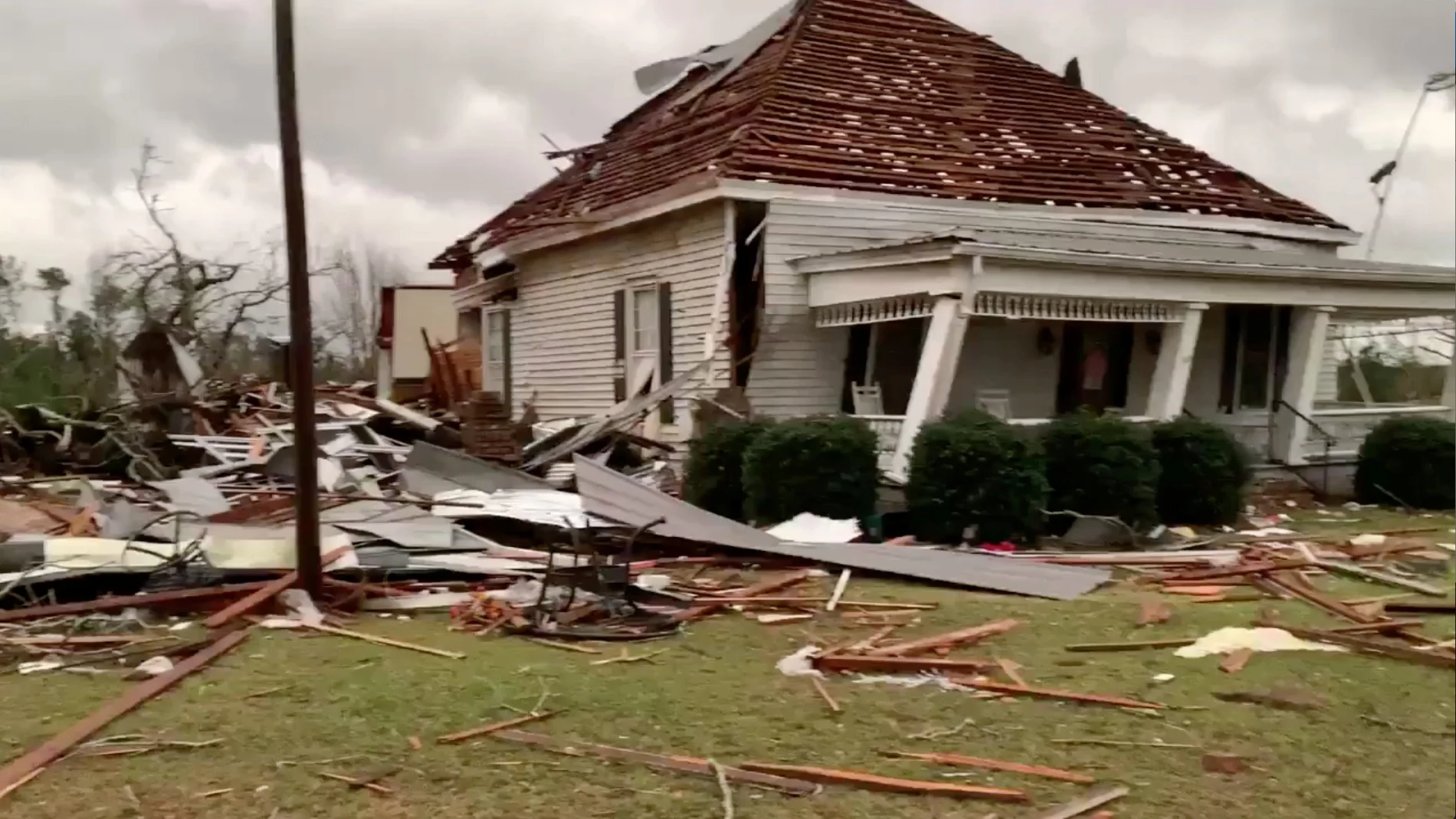 Una casa destrozada por el paso de un tornado en Alabama, EEUU