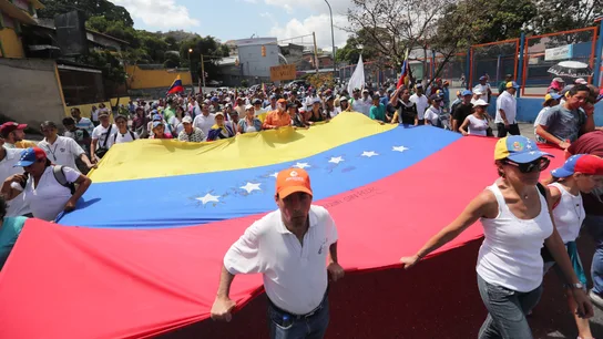 Venezolanos protestan en el barrio Santa Mónica de Caracas (Venezuela) Venezolanos protestan este lunes en el barrio Santa Mónica de Caracas (Venezuela)