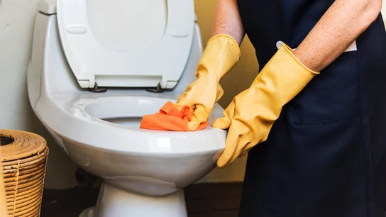 Limpiar un baño público Limpiar un baño público