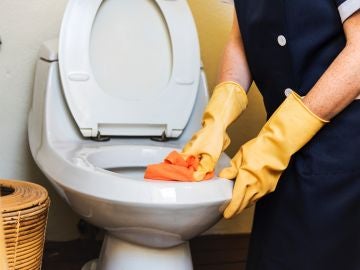 Limpiar un baño público Limpiar un baño público