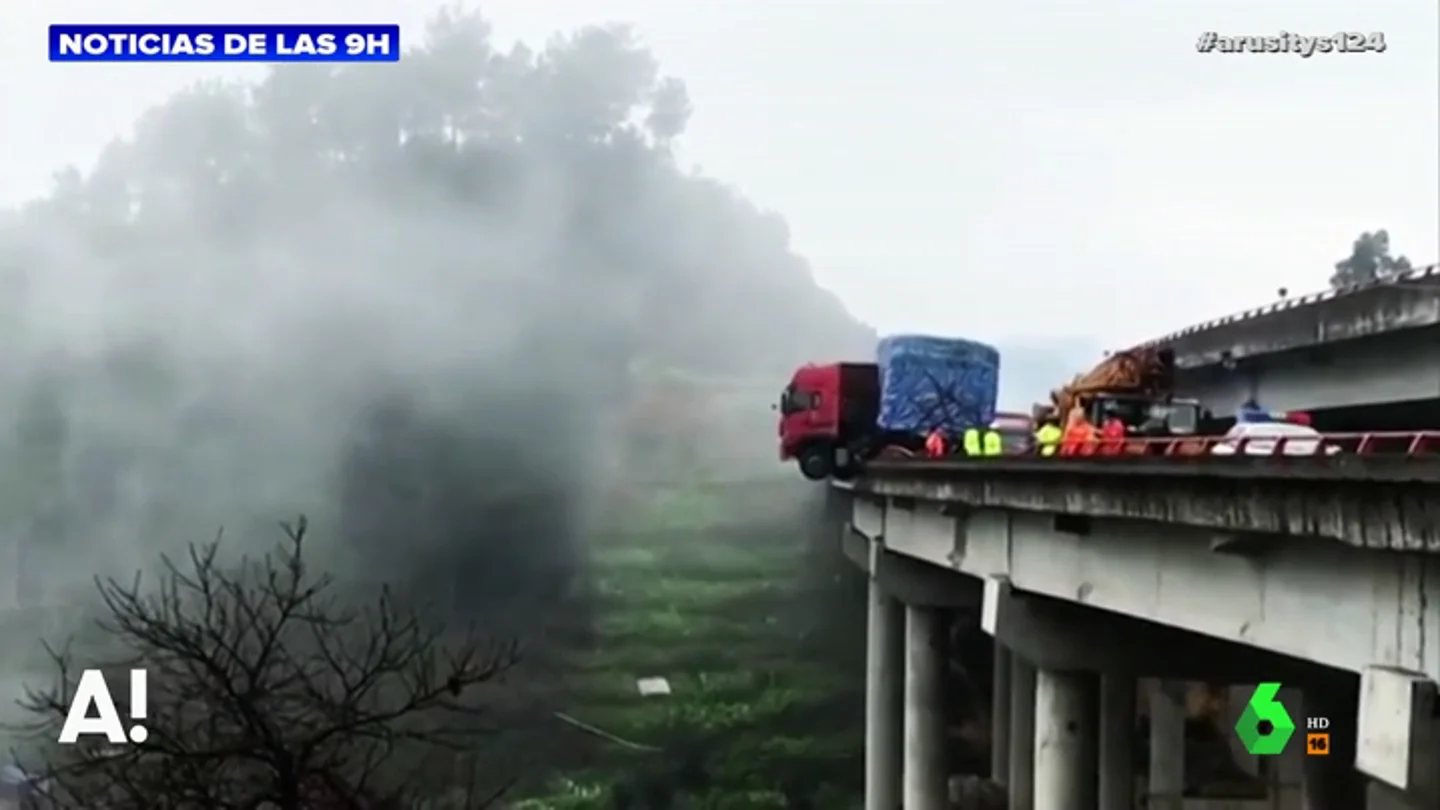 Así fue el agónico rescate a un conductor que quedó atrapado en su camión a 20 metros de altura Así fue el agónico rescate a un conductor que quedó atrapado en su camión a 20 metros de altura