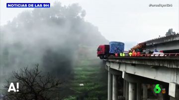 Así fue el agónico rescate a un conductor que quedó atrapado en su camión a 20 metros de altura