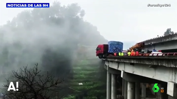 Así fue el agónico rescate a un conductor que quedó atrapado en su camión a 20 metros de altura