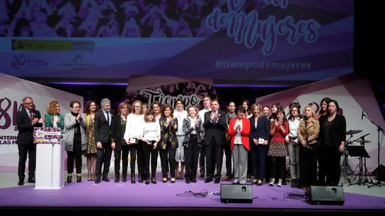 La vicepresidenta del Gobierno, Carmen Calvo, junto a los asistentes al acto en conmemoración del Día Internacional de las Mujeres La vicepresidenta del Gobierno, Carmen Calvo, junto a los asistentes al acto en conmemoración del Día Internacional de las Mujeres