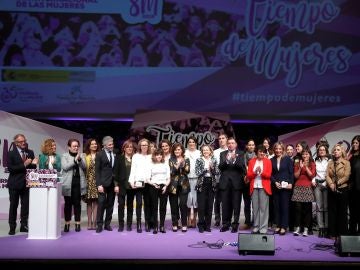 La vicepresidenta del Gobierno, Carmen Calvo, junto a los asistentes al acto en conmemoración del Día Internacional de las Mujeres La vicepresidenta del Gobierno, Carmen Calvo, junto a los asistentes al acto en conmemoración del Día Internacional de las Mujeres