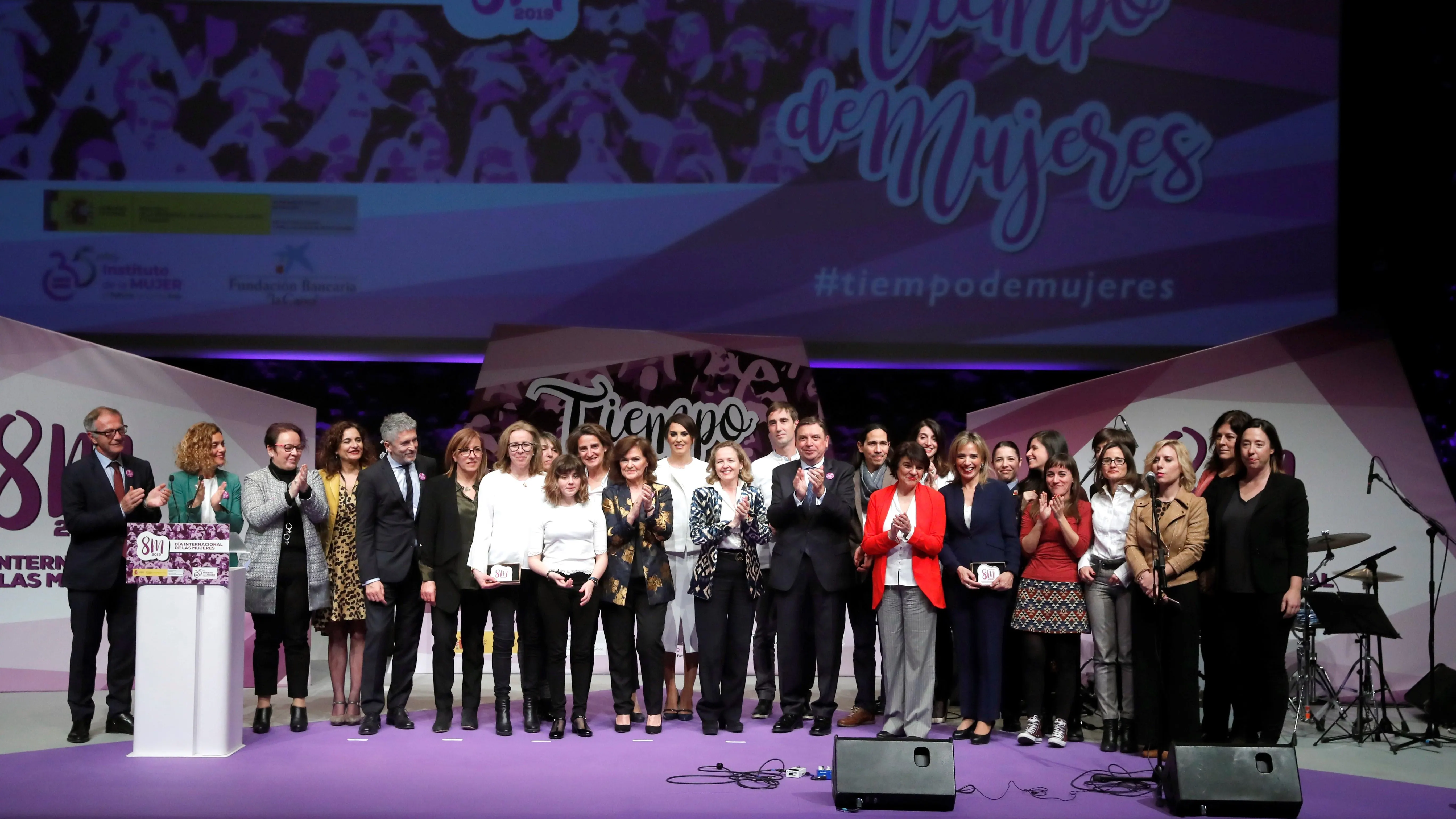 La vicepresidenta del Gobierno, Carmen Calvo, junto a los asistentes al acto en conmemoración del Día Internacional de las Mujeres