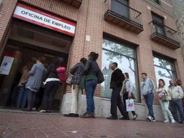 Una cola de personas en la Oficina de Empleo Una cola de personas en la Oficina de Empleo