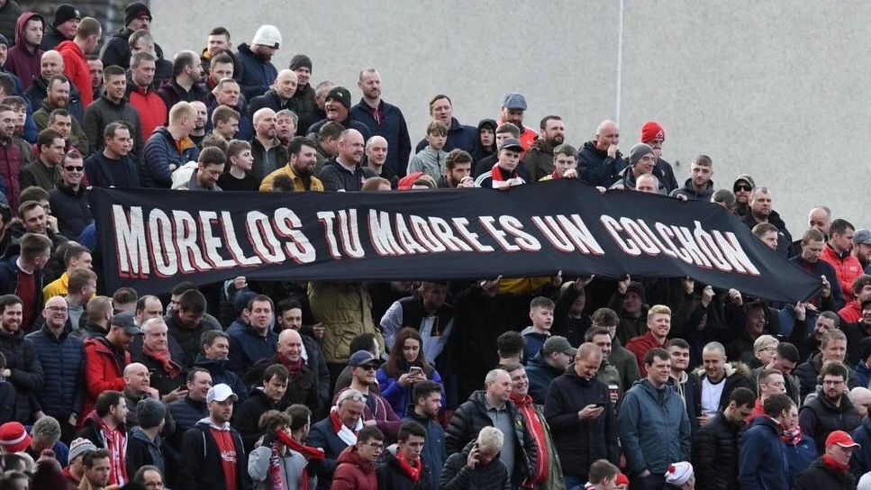 La pancarta con el mensaje "Morelos tu madre es un colchón"